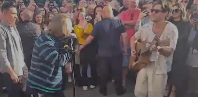Niall Horan and Lewis Capaldi improvise a free concert in the middle of the streets of Dublin!  • Guide Ireland.com