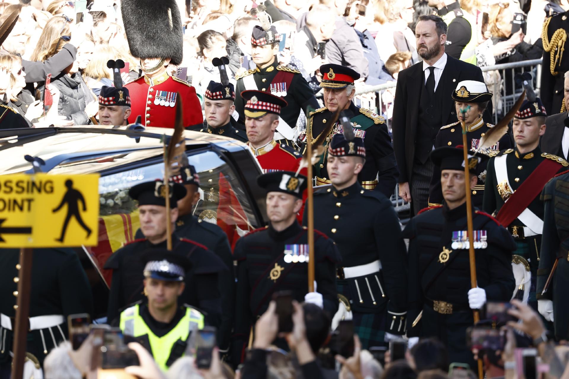     Queen Elizabeth: The Monarch's body leaves in procession - Jeff J Mitchell/Getty Images
