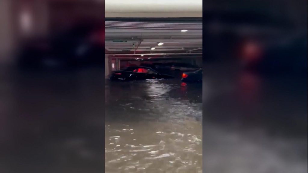 Cyclone Ian: Cars adrift in parking lot after floods