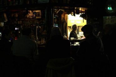Dunkel und gemütlich: Ann Flannery in ihrem Pub in Athlone/Irland, dem Drehort für Thabea Furrers Dokumentation