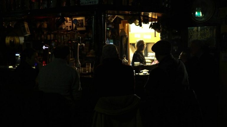Dunkel und gemütlich: Ann Flannery in ihrem Pub in Athlone/Irland, dem Drehort für Thabea Furrers Dokumentation