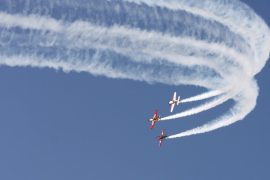 מטוסים עם שובל בשמיים (צילום: 123rf)