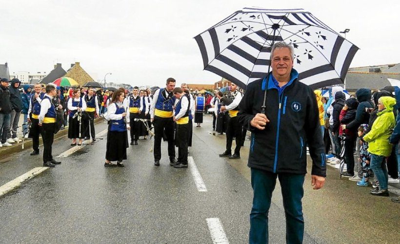 At 5:30 p.m., the drizzle didn't stop Stéphane Le Nine, president of Presqu'ile Breizh, from following the path of the Grand Parade!