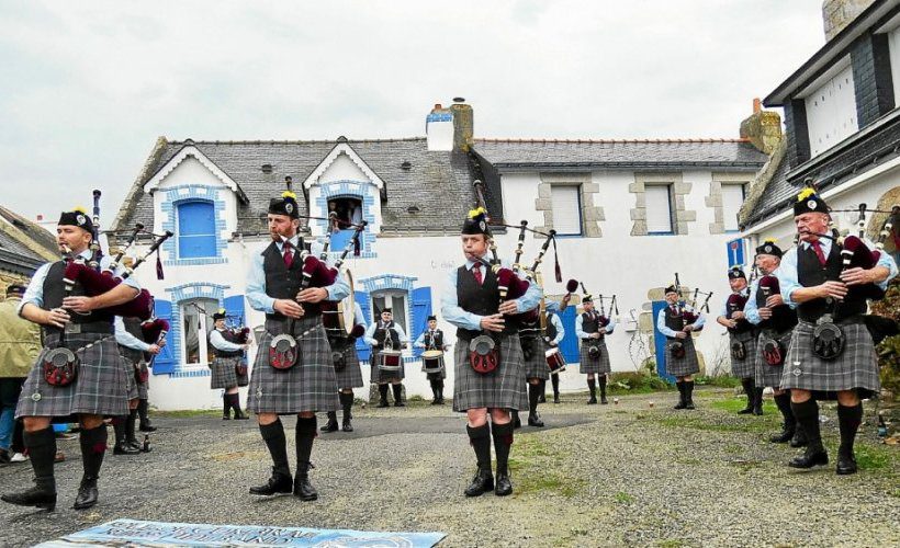 Isle of Cumbria Pipe Band from Scotland, Saturday afternoon at Kerniscope (Quiberon).