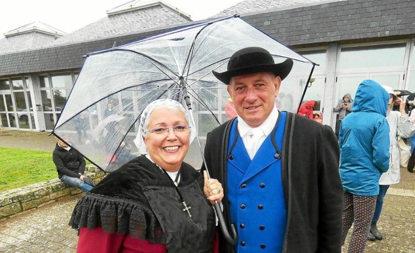 Get in good spirits against the drizzle just minutes after the start of the Grand Parade in Quiberon.