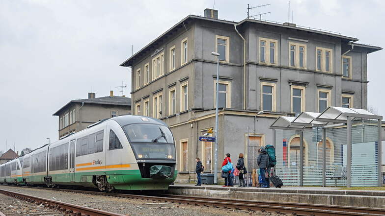 The walk from the city center to the Wiltenner train station is quite long for pedestrians.  That should change - a new connection between the station area and the commercial centre.