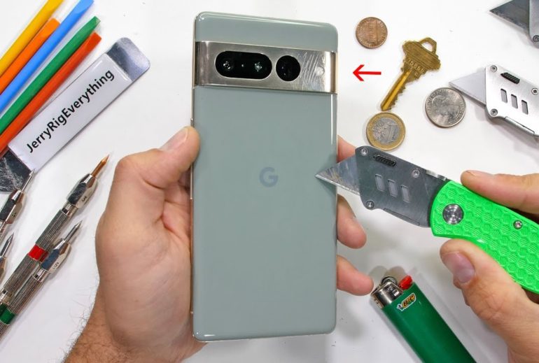 Someone made a big deal on the Google Pixel 7 Pro!  The knife and the blade hit, and what happened next can be seen in the video