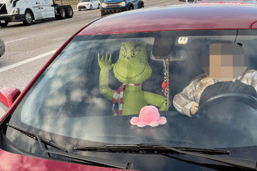 He travels with an inflatable doll to get into the carpooling lane: an unusual way to avoid traffic jams