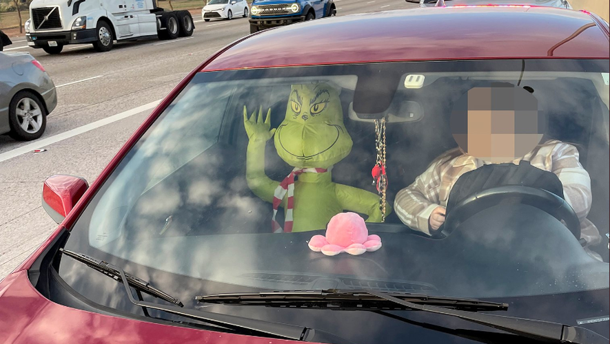 He travels with an inflatable doll to get into the carpooling lane: an unusual way to avoid traffic jams

